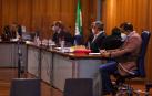 Sala 1 de la Audiencia Provincial de Málaga donde se inicia el juicio con jurado popular contra la mujer marroquí (2d de espaldas) acusada de abandono temporal y asesinato a su bebé de 17 meses.