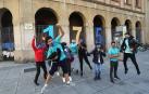 La fachada del IES Plaza de la Cruz luce cientos de mensajes plasmados en cortinas reutilizadas para celebrar su 175 aniversario.
