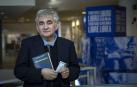 Atxaga: “Ahora escribo a mano para evitarme la tentación de publicar”