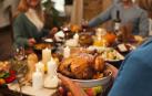 Imagen de una familia cenando por Acción de Gracias