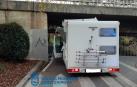 La autocaravana, encajada en la carretera al Cementerio.