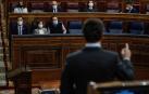 De espaldas, el líder del PP, Pablo Casado, durante su intervención en la sesión de control al Ejecutivo.
