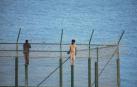 Más de cien migrantes entran en Ceuta en la primera incursión en grupo en un año