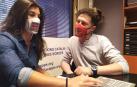 Miembros de la Federación de Asociaciones Catalanas de familias y Personas con Sordera prueban un modelo de mascarilla transparente.