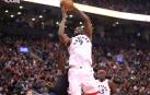 Serge Ibaka lanza a canasta ante la oposición de Patrick Beverley.