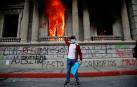 Cientos de manifestantes toman el Congreso y le prenden fuego