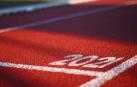 Imagen de una pista de atletismo con el año 2021 serigrafiado