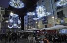 Las calles de la capital navarra se iluminaron este viernes, 27 de noviembre, con la iluminación de las Navidades 2020.