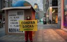 Greenpeace coloca una gran caja en Madrid contra el "consumismo desaforado"