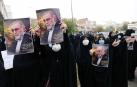 Manifestantes sostienen imágenes del científico nuclear asesinado Mohsen Fajrizadé en Teherán.
