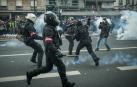 Manifestantes se enfrentan con la policía en las calles de París.