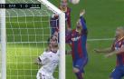 Messi y Oier, sobre la línea de gol.