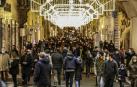 Cientos de personas en la calle comercial Via Condotti de Roma este domingo.