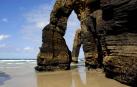Una joven fallece en Lugo al desprenderse una piedra en la playa de las Catedrales