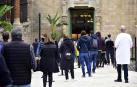 Varias personas esperan para someterse a un cribado en Hospital de Sant Pau de Barcelona.