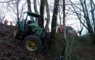 Herido un hombre de 85 años al chocar con su tractor en Odériz