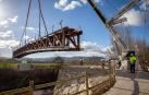 Instalada una pasarela sobre el río Arga para ampliar el paseo fluvial de la Comarca