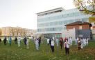 Varias decenas de profesionales, en representación del personal sanitario y sociosanitario galardonado con la Medalla de Oro de Navarra 2020, en los jardines del Complejo Hospitalario.