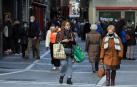 La pandemia del coronavirus no ha evitado que los navarros salgan a la calle a hacer sus compras en el puente foral.