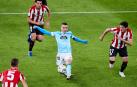 Iago Aspas intenta escapar con el balón de varios jugadores del Athletic