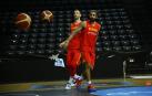 Ricky Rubio, junto a Claver, entrenando en el Navarra Arena con la selección española
