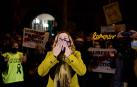 La expresidenta del Parlament Carme Forcadell saluda a las personas que le muestran su apoyo antes de reingresar en la cárcel
