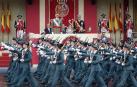 Imágenes del desfile de la Fiesta Nacional al que han asistido los Reyes junto a sus dos hijas.