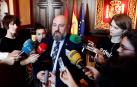 El delegado del Gobierno, José Luis Arasti, haciendo declaraciones a la prensa