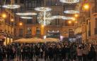 El encendido ayer por la tarde de las luces de Navidad congregó a un buen número de personas en la zona de las terrazas de hostelería de la Plaza del Ayuntamiento de Pamplona.