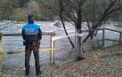 Cerradas las pasarelas junto al Club Natación por la crecida del Arga