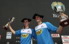 Foto de los pelotaris Ezkurdia y Martija tras proclamarse campeones del Parejas 2020.