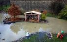 La lluvia casi inunda el belén de la Taconera