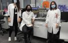 Miriam Alonso Santamaría (investigadora), María José Sáiz Abajo (directora de la investigación) y Paula Luri Esplandiú (técnico) ante el hiperespectrómetro en el que han realizado parte de la investigación.