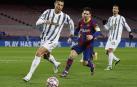 Messi persigue a Cristiano Ronaldo para robarle un balón
