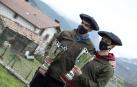 Joseba Ezkurdia y Julen Martija, ayer por la tarde en las proximidades del frontón de Etxeberri con sus txapelas de campeones de parejas 2020.