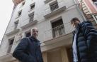 Santiago Martínez Figueras y José Manuel Arellano Yanguas (arquitecto), ante la fachada del edificio.