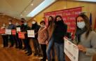 Representantes municipales y las artistas locales que participan en el spot de la campaña durante el acto de presentación.