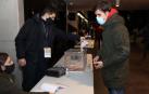 Un socio compromisario ejerce su derecho a voto durante las elecciones del pasado domingo en el Navarra Arena.