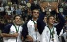 Imagen de Juan Carlos Ferrero sosteniendo la primera ensaladera para España junto a sus compañeros, Alex Corretja, Joan Balcells y Albert Costa