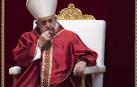 El papa Francisco preside los ritos de Viernes Santo en el Vaticano