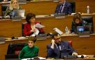 La presidenta María Chivite y el consejero de Interior, Javier Remírez, en el pleno que el Parlamento celebró el pasado jueves.