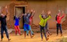 Baile de Navidad de Masaka Kids Africana
