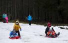 Grupos de amigos y familias han acudido este domingo al santuario de San Miguel de Aralar para disfrutar de la nieve