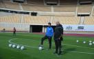 Rafa Tubío, a la izda pisando un balón en la sesión del Tomares en La Cartuja, escenario del duelo. A su lado, Antonio González, director deportivo.