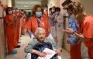 Elena, de 104 años, en el momento de abandonar el Gregorio Marañón.
