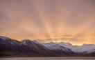 Imagen de un amanecer de invierno en un paisaje natural nevado