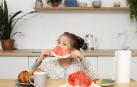 Imagen de una niña comiendo sandía