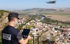 Un policía foral, con uno de los drones.