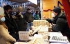 Las 27 casetas de productos artesanales y de comercio justo de la Feria de Navidad de la plaza del Castillo ya están abiertas. El recinto está vallado, con dos puntos de acceso para controlar el aforo.