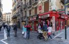 Un grupo de personas pasea por la calle Mercaderes en la confluencia con Plaza Consistorial en una imagen tomada ayer.
